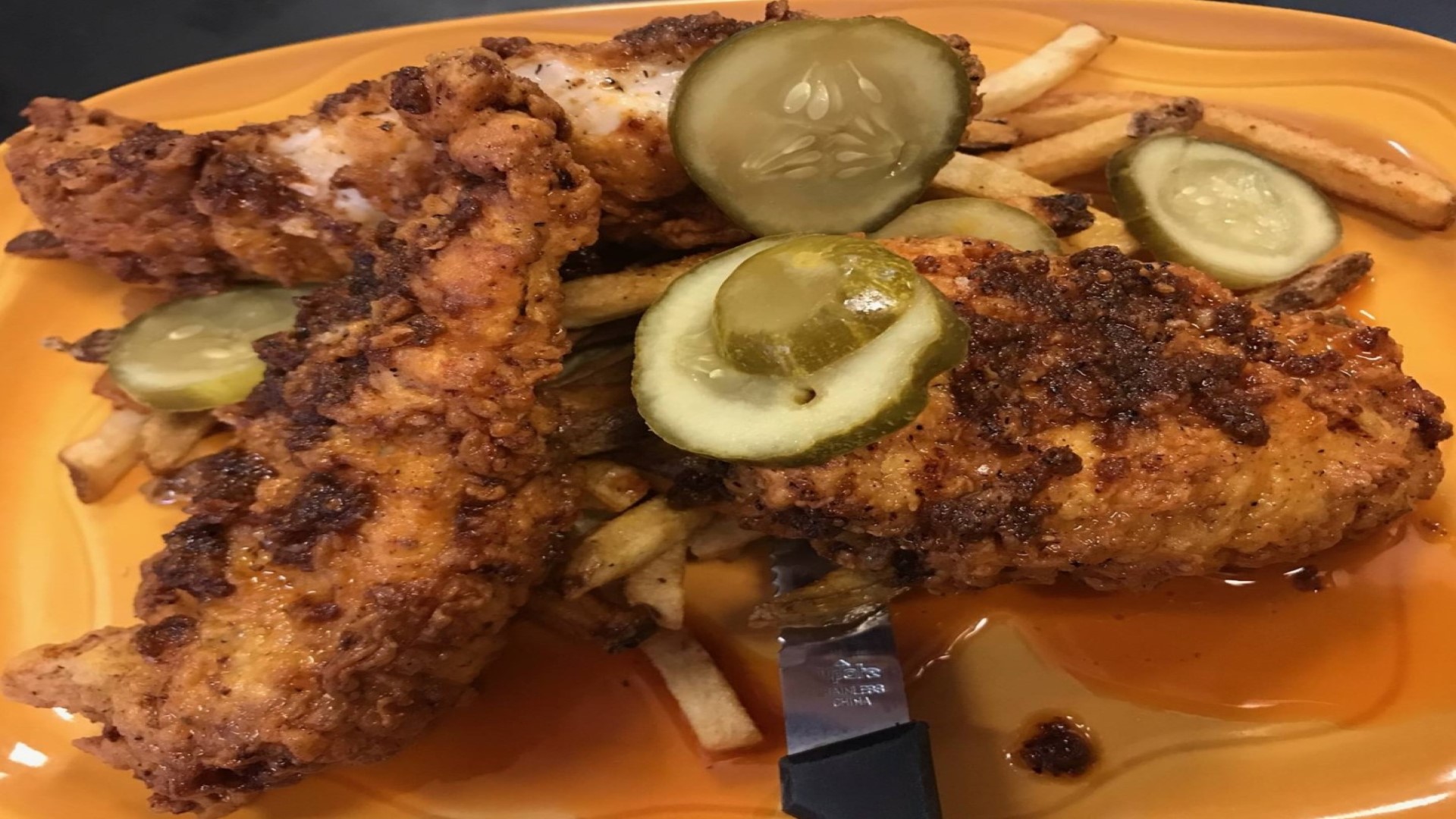 Order NASHVILLE HOT CHICKEN PLATTER (SPICY) food online from Kloby's Smokehouse store, Laurel on bringmethat.com