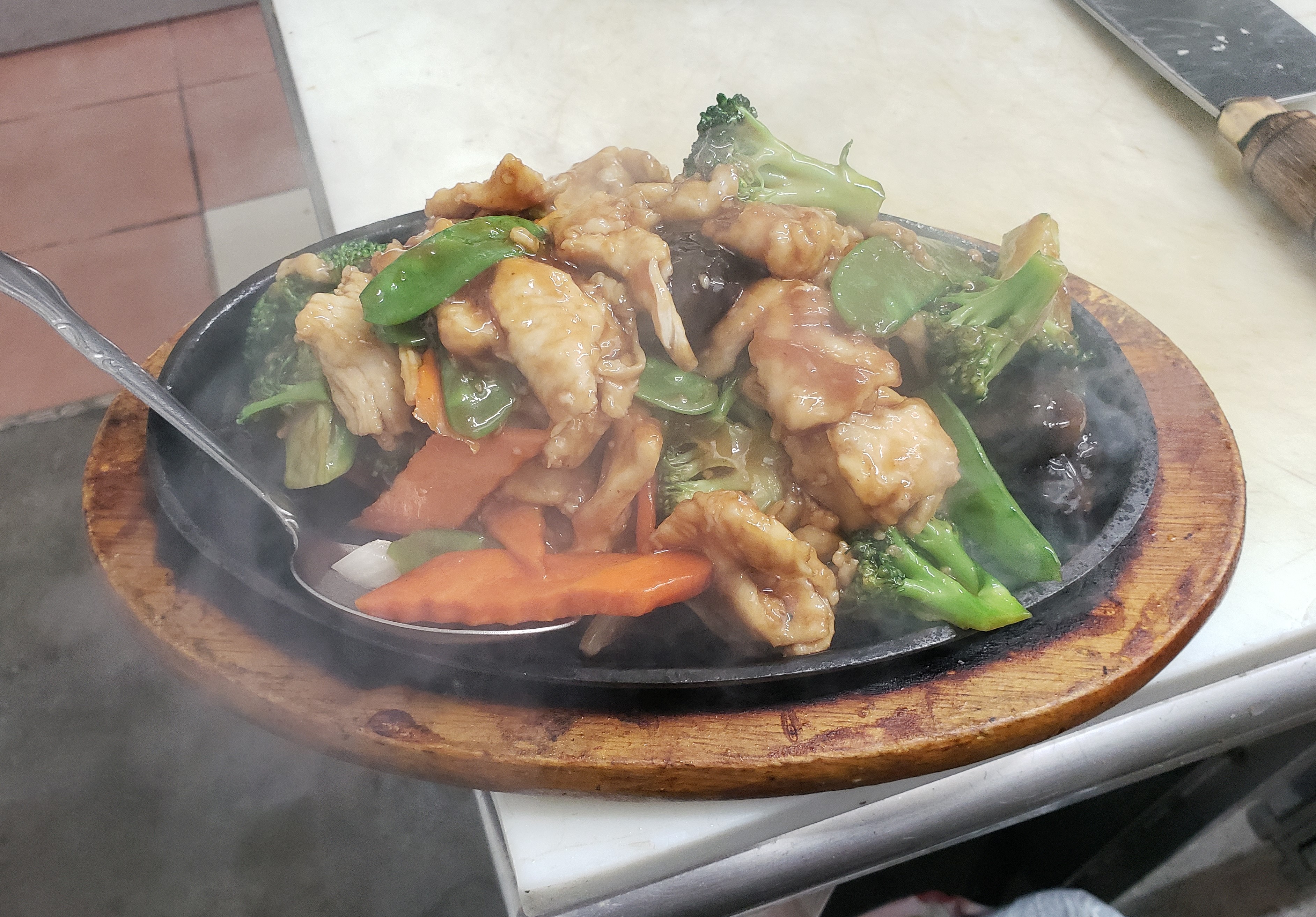 Order 70. Sizzling Chicken food online from Dragon King Restaurant store, Canoga Park on bringmethat.com