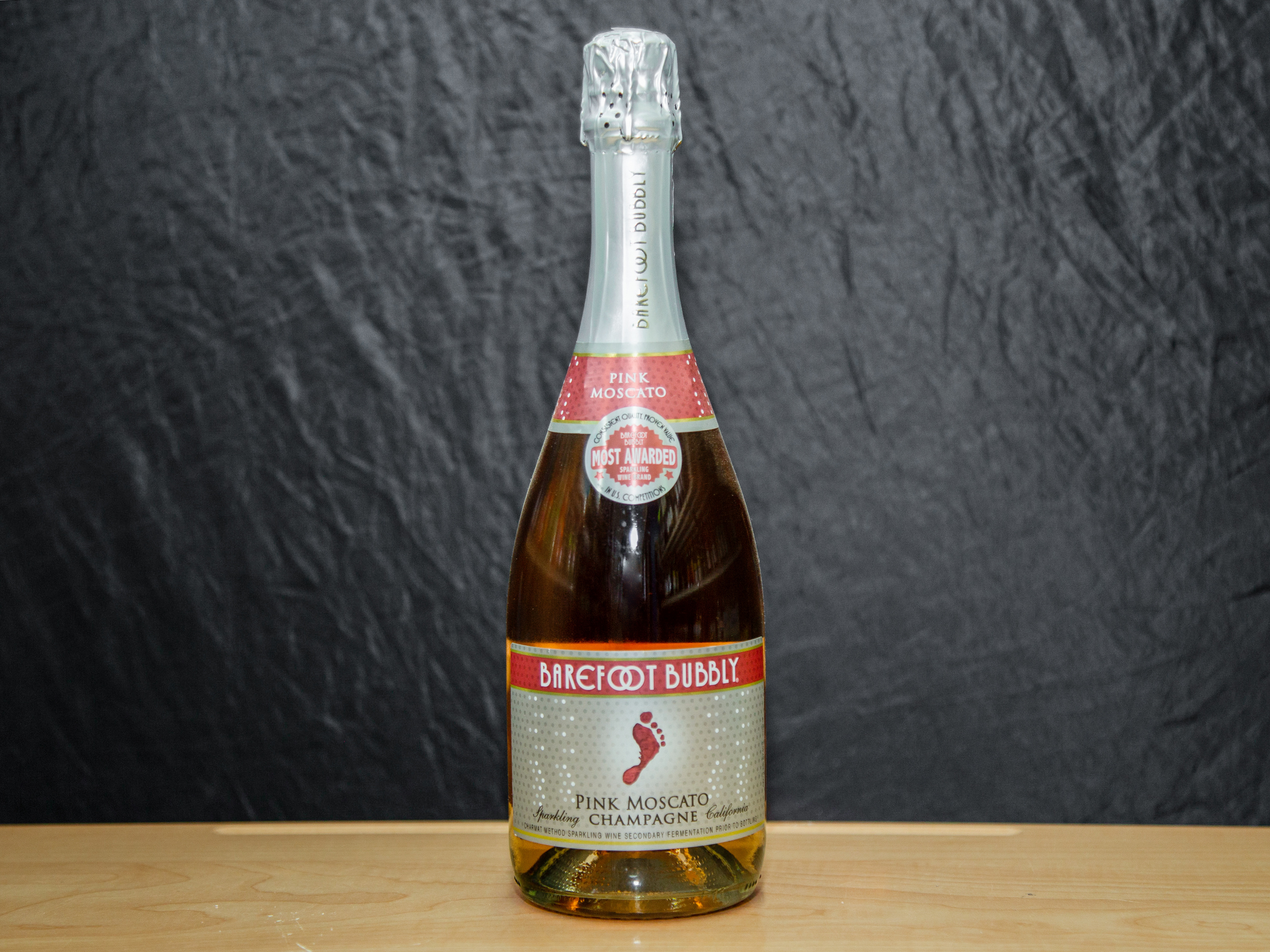 Order Barefoot Bubbly Pink Moscato, 750 ml. Champagne (9.5% ABV) food online from Platinum Star Food & Liquor store, Chicago on bringmethat.com