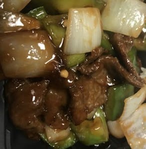 Order 67. Pepper Steak with Onion 青椒牛 food online from Moon Wok store, Lenexa on bringmethat.com