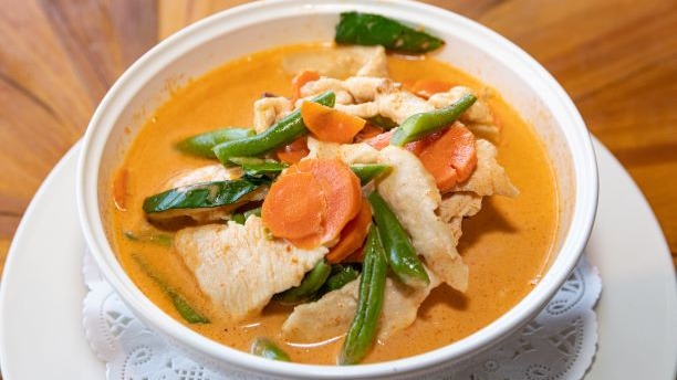 Order 50. Pa-nang Red Curry food online from Peppers Thai Cuisine store, Palm Desert on bringmethat.com