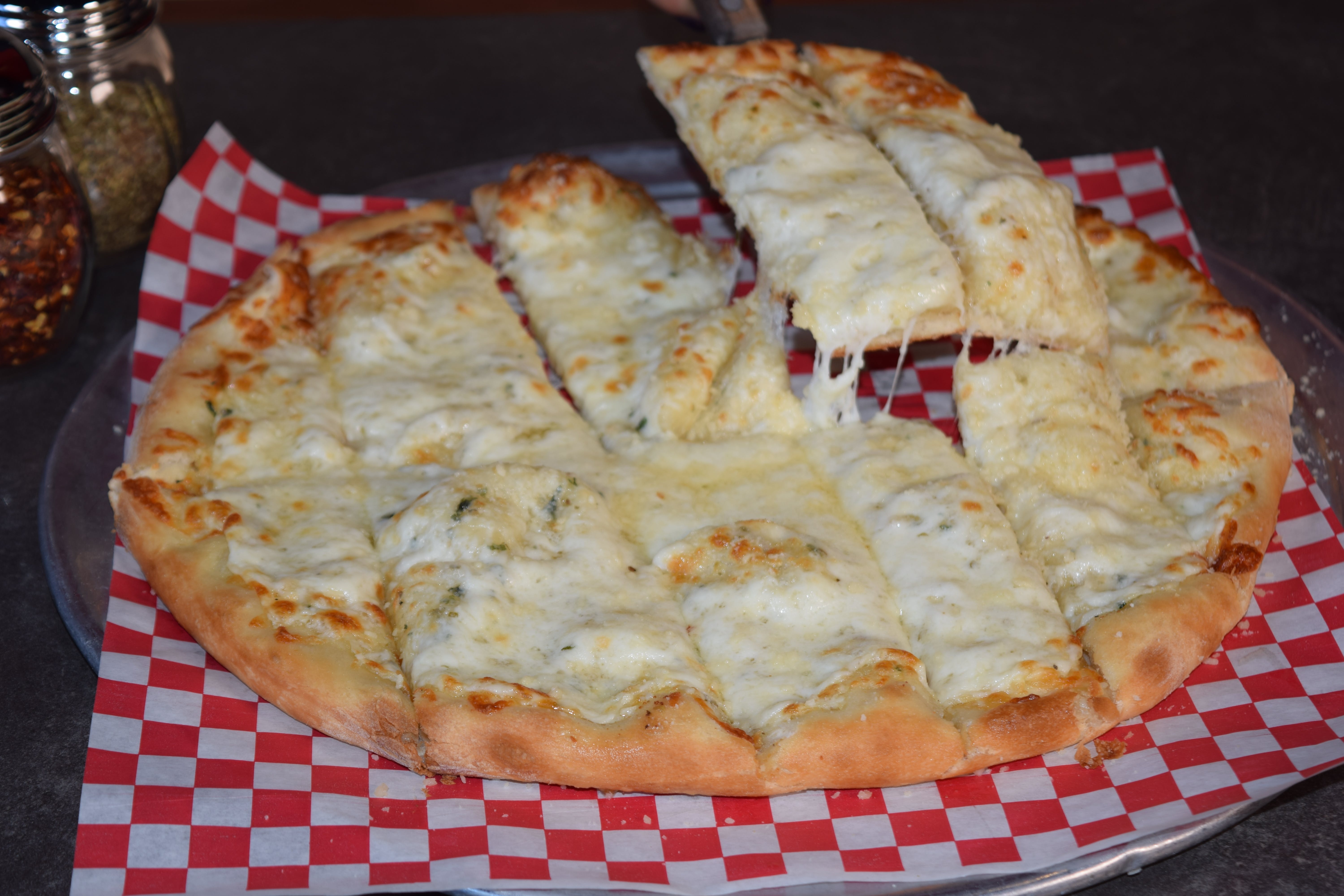 Order Garlic Cheesy Bread - Appetizer food online from Zio's Pizza & Wings store, Mesa on bringmethat.com