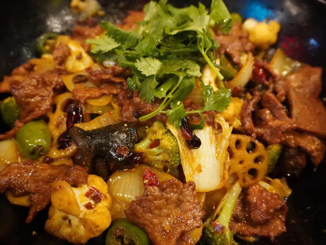 Order Beef Spicy Dry Pot 干锅牛（4 people） food online from Legendary Spice HotPot store, Minneapolis on bringmethat.com