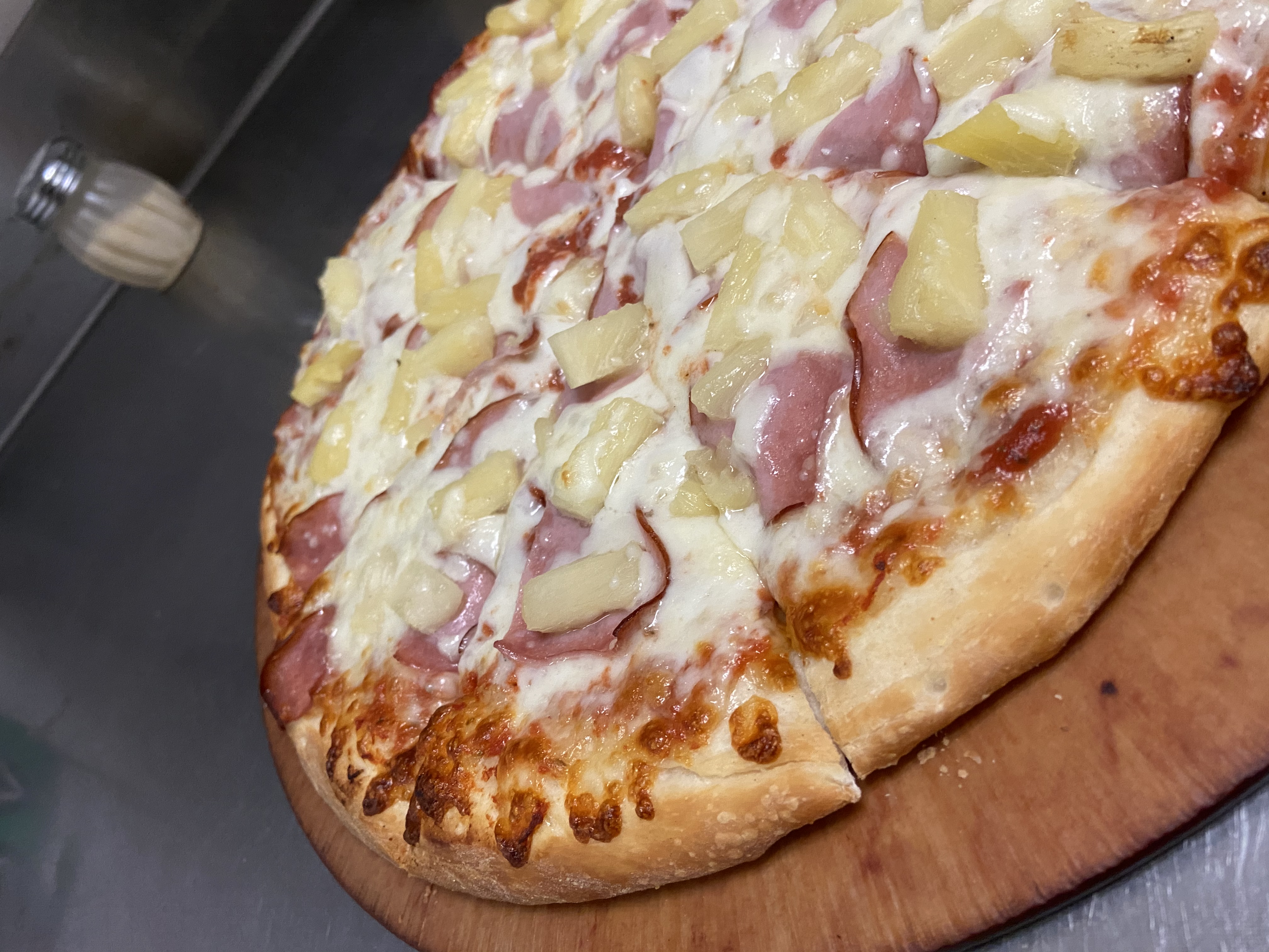 Order Small 10” Hawaiian Pizza food online from Papa G's Pizza, Pasta Cafe store, Wildomar on bringmethat.com