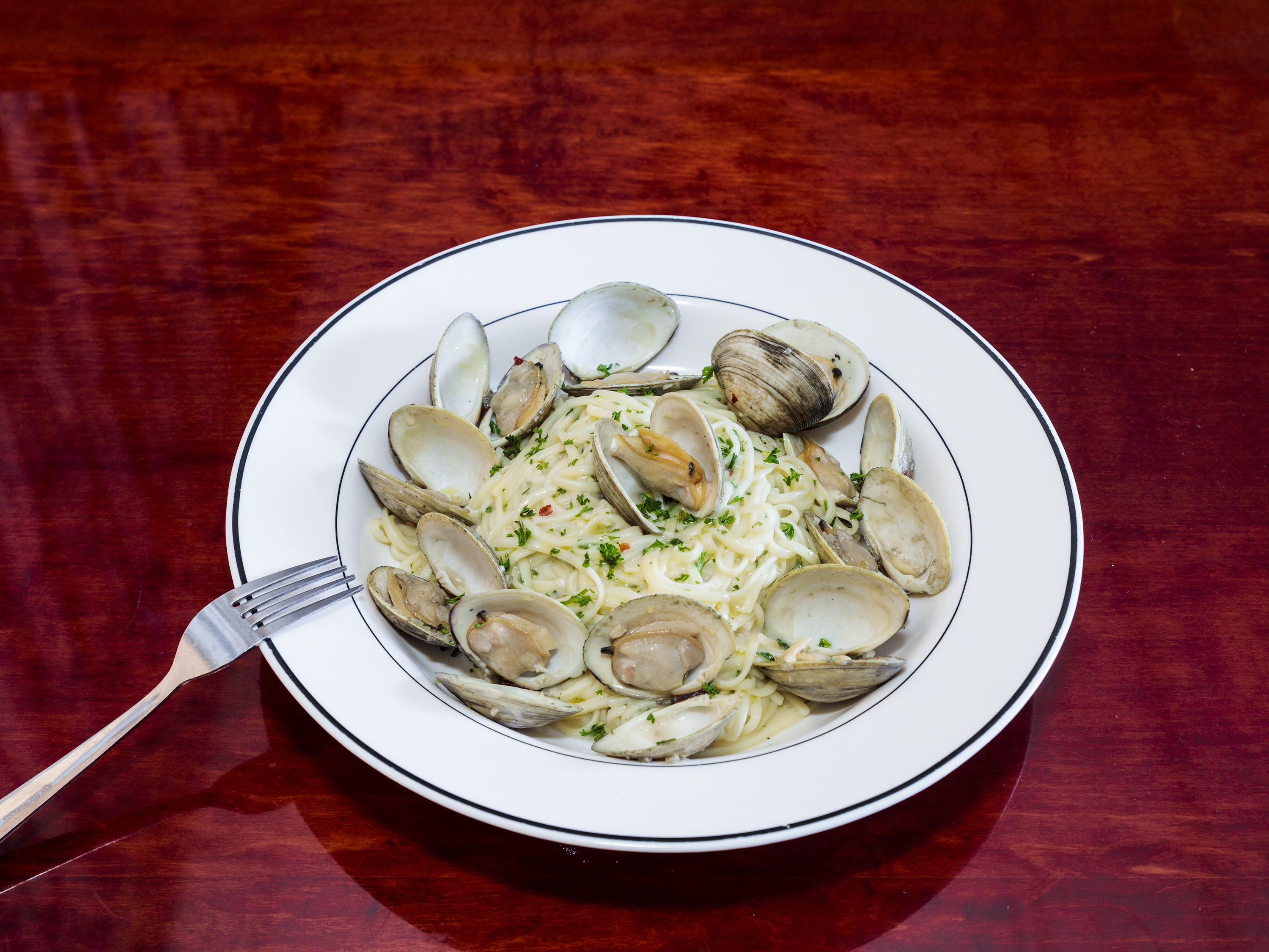 Order Linguine and Clams food online from Tolli's Apizza Restaurant store, East Haven on bringmethat.com