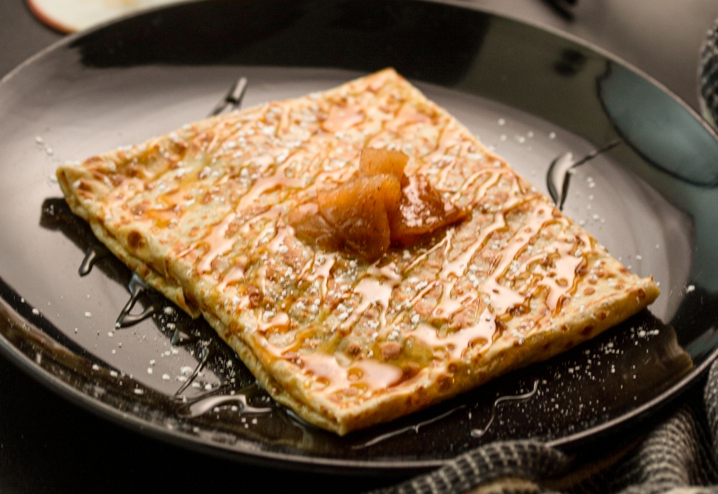 Order Pomme Crepe food online from Lamia Crepes store, Virginia Beach on bringmethat.com