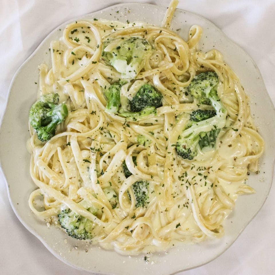 Order Fettuccine Alfredo with Broccoli - Entree food online from Sal's Famous New York Pizza - Portsmouth store, Portsmouth on bringmethat.com