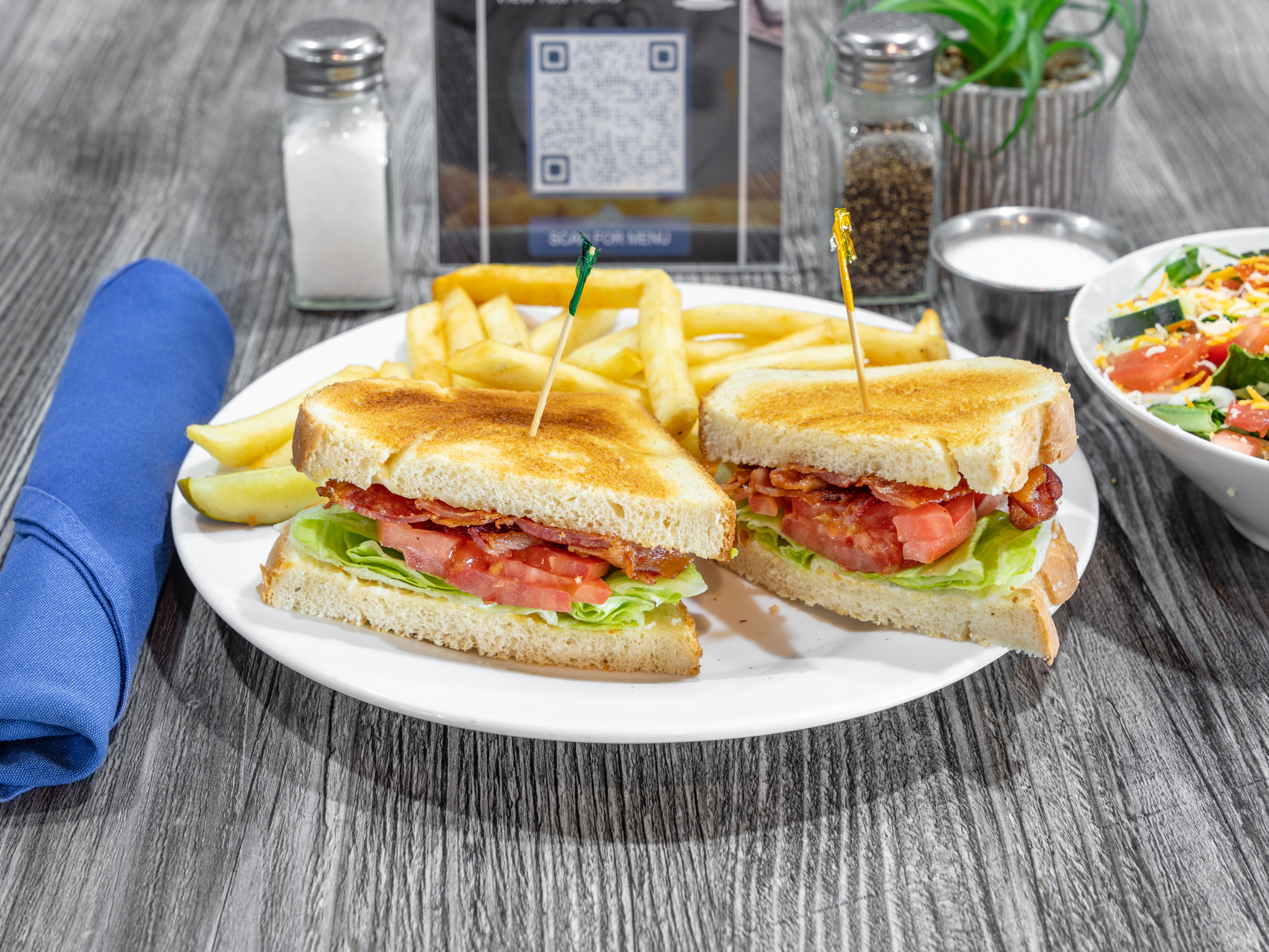 Order BLT Sandwich Lunch food online from Mimi's Star Cafè store, Dallas on bringmethat.com