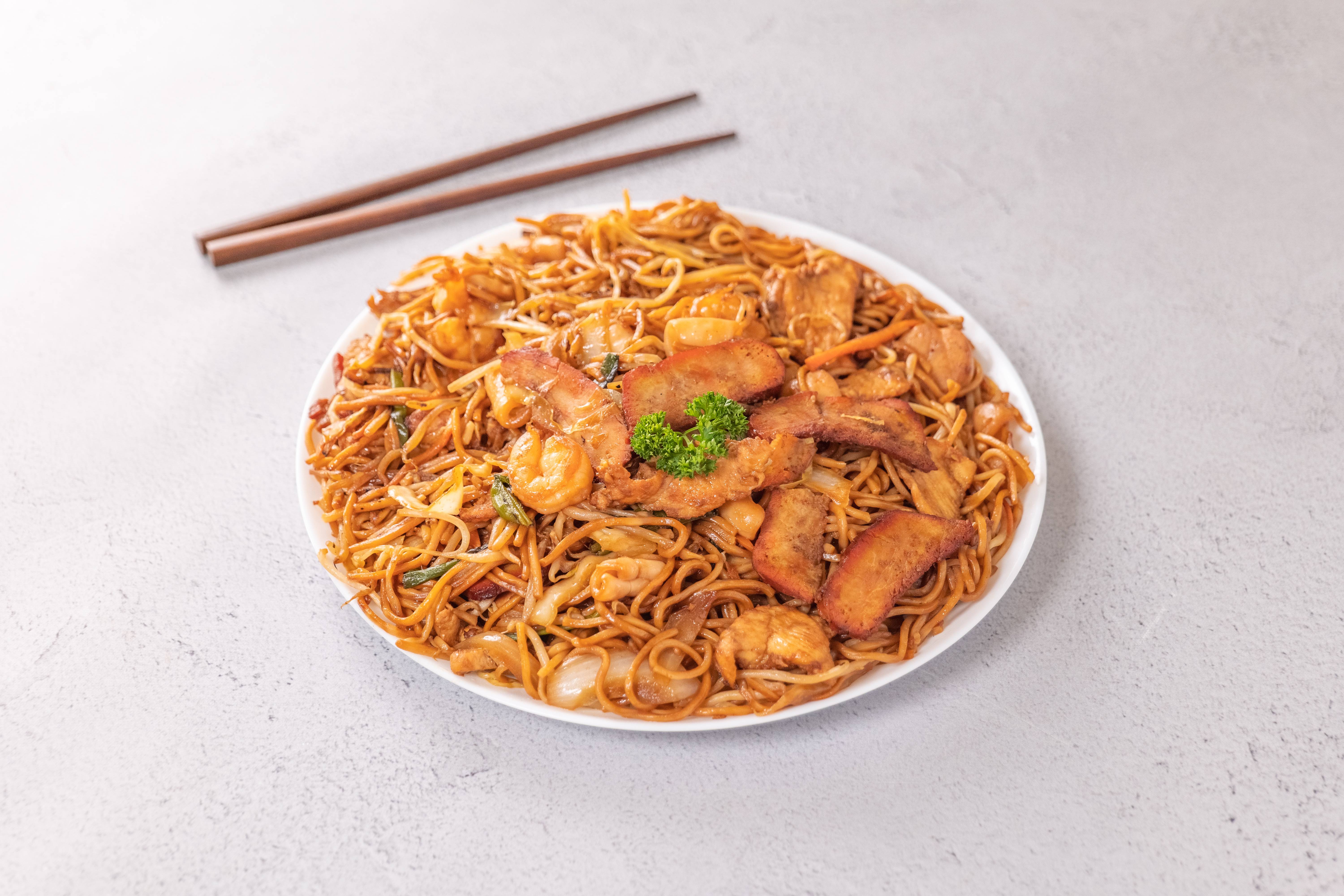 Order House Special Chow Mein / Lo Mein food online from Gold Garden Seafood Restaurant store, Portland on bringmethat.com