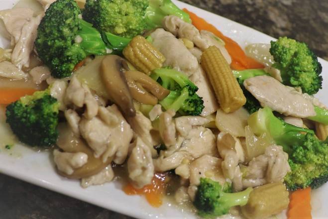 Order Chicken Entrees food online from Golden Crown Chinese Restaurant store, Amherst on bringmethat.com