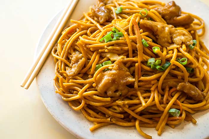 Order 46. Chicken Lo Mein food online from Chen's Yummy House store, Dumont on bringmethat.com