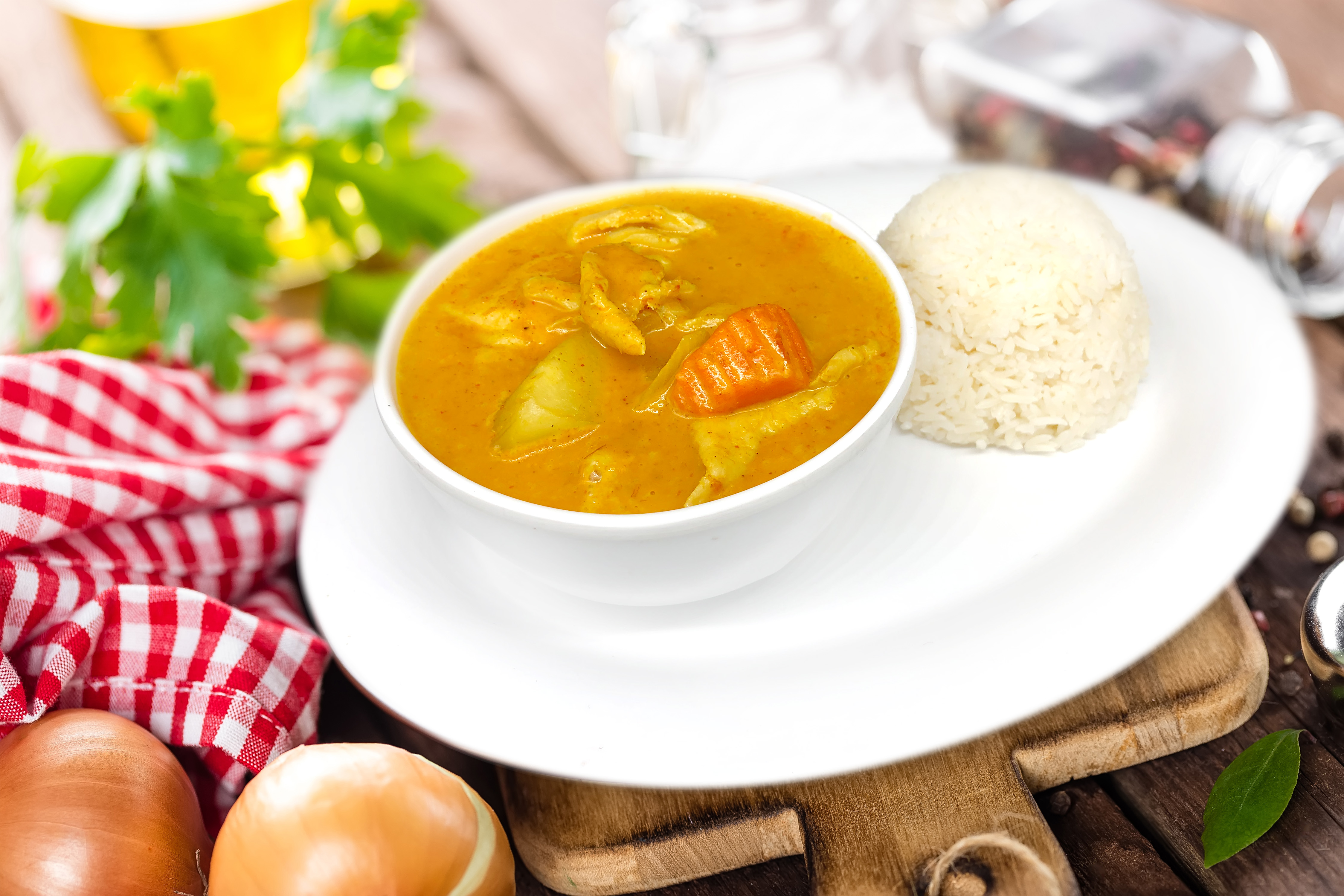 Order Yellow Curry (16oz) food online from Ubon Thai Kitchen store, Torrance on bringmethat.com