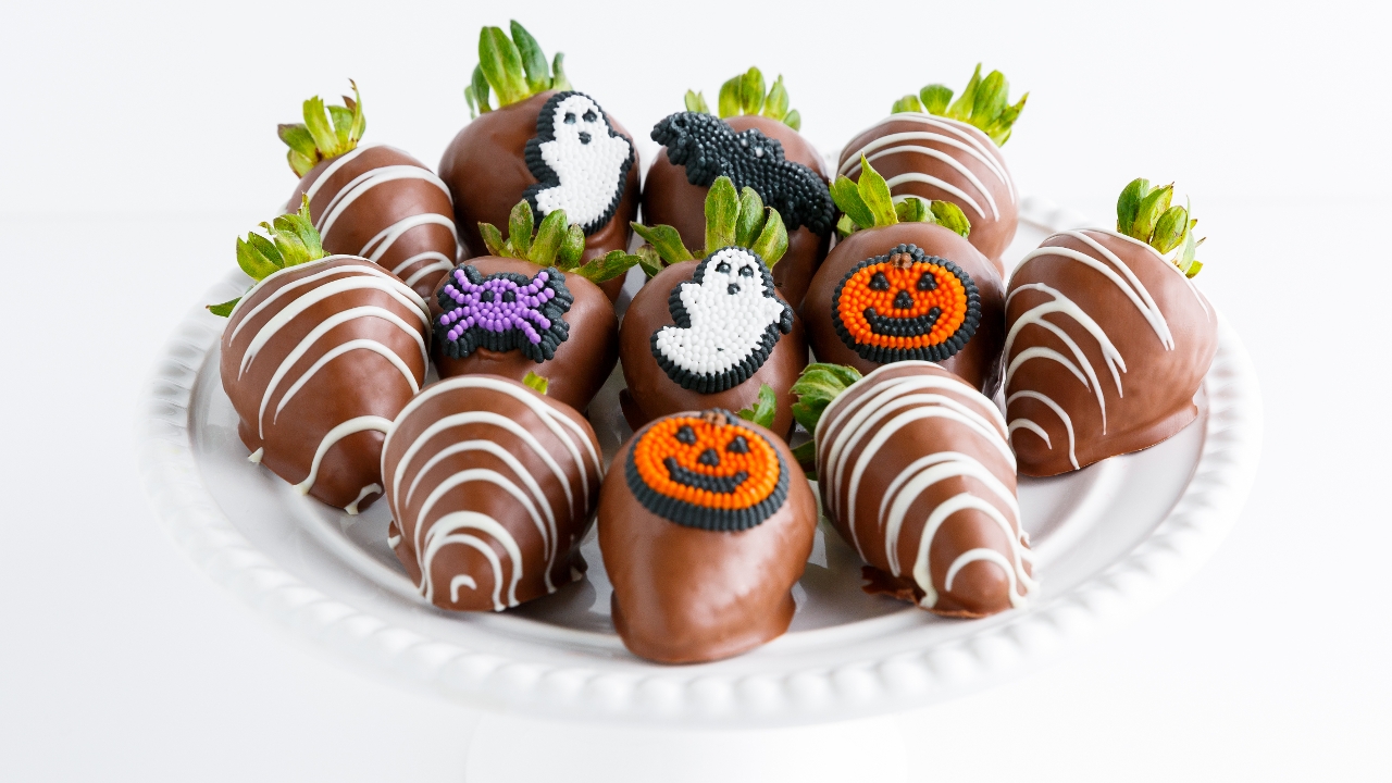 Order GIFT BOX OF CHOCOLATE STRAWBERRIES  ( HALLOWEEN ) food online from Bash Treats store, Tustin on bringmethat.com