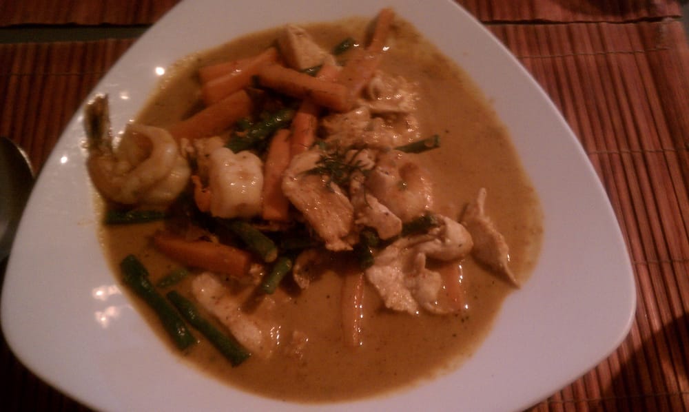 Order Sauteed Ginger Curry food online from Tamarind Thai Restaurant store, Philadelphia on bringmethat.com