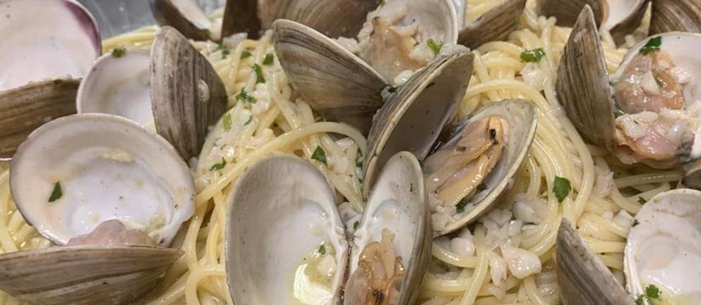 Order Linguine White Clam Sauce Special food online from Villa Nuova Ristorante store, Deptford Township on bringmethat.com