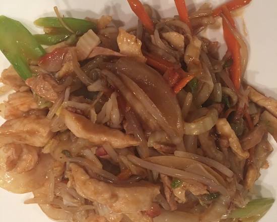 Order Chicken Chow Mein (qt) food online from Wu's Garden store, Upper Leacock on bringmethat.com