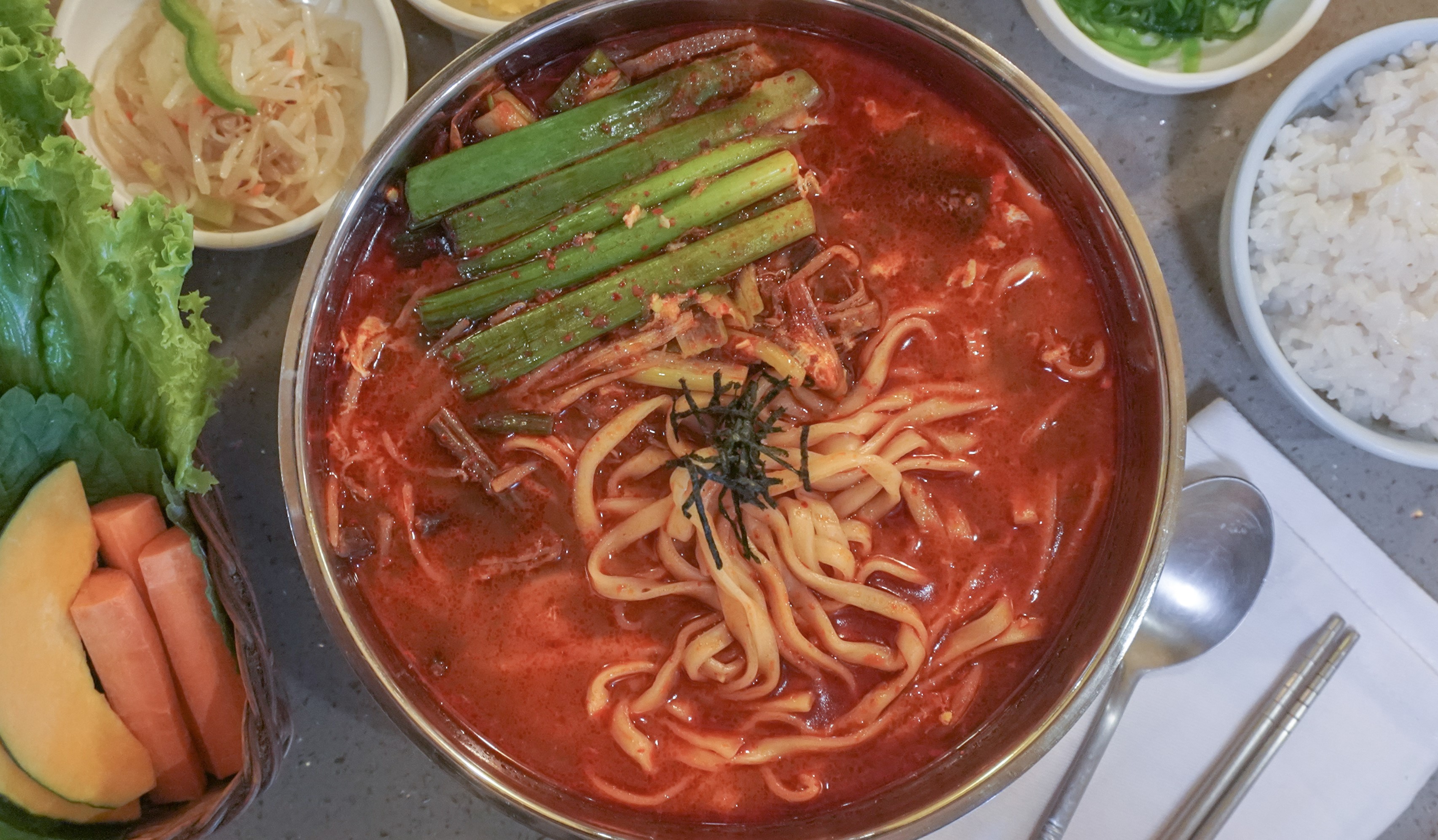Order Spicy Beef Noodle Soup / 육개장칼국수 food online from New Seoul Bbq store, Garden Grove on bringmethat.com