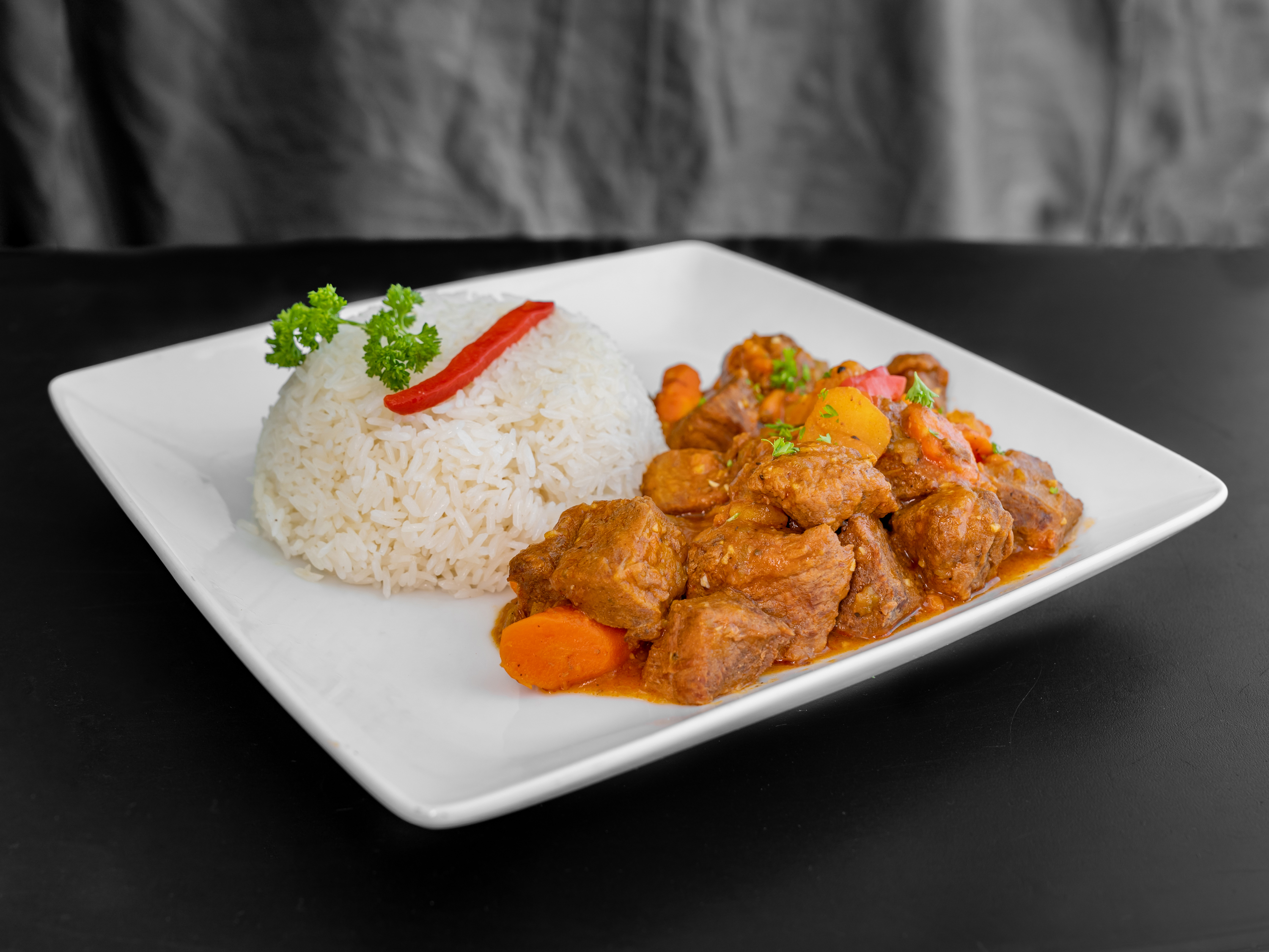 Carne Guisa' con Arroz Blanco