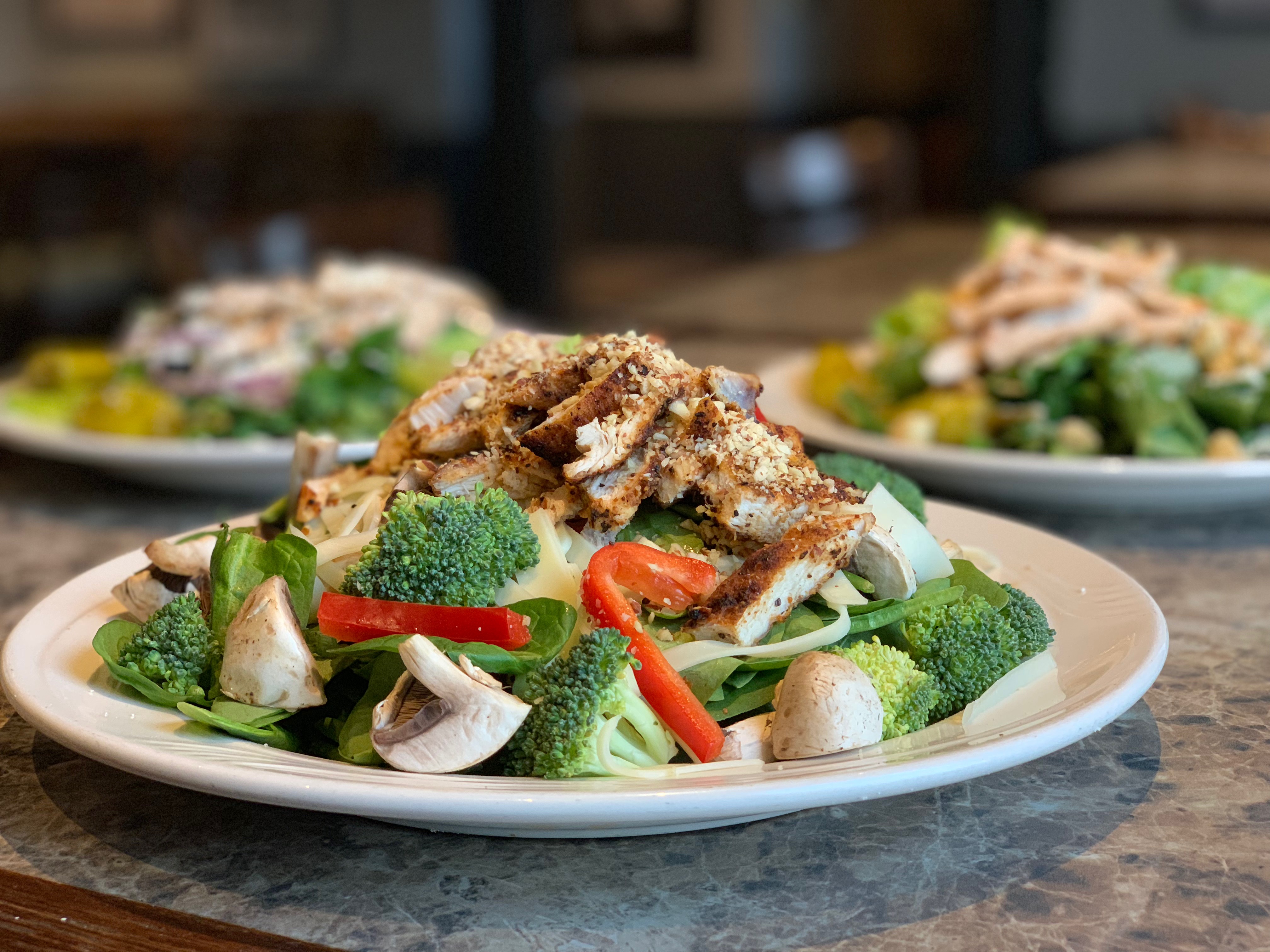 Order Spicy Chicken Spinach Salad food online from Sam Ristorante & Pizzeria store, Rockford on bringmethat.com