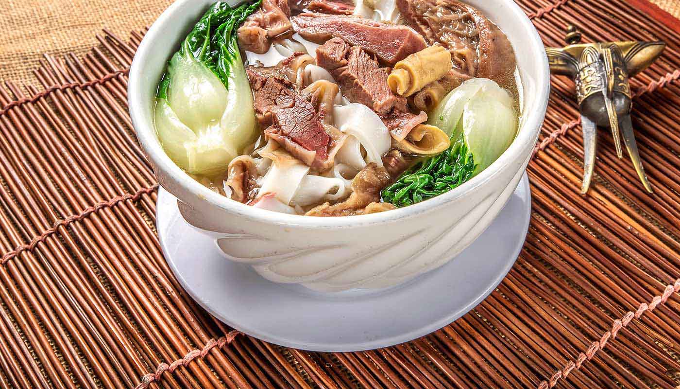 Order D2. Clear Soup Beef Stew with Flat Rice Noodle Soup (清湯牛腩湯河) food online from Happy Harbor Cuisine store, Alhambra on bringmethat.com