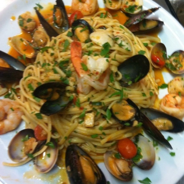 Order Linguine Pescatore food online from Arianna Italian Grill-Pizzeria store, Richmond on bringmethat.com