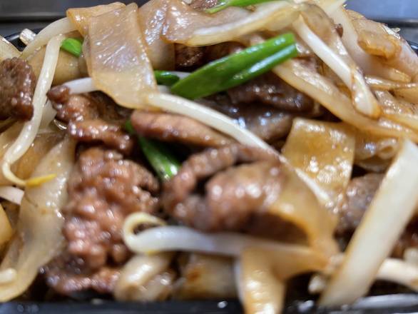 Order 81. Beef Chow Fun with Bean Sprout 乾炒牛河 food online from E Plus Cafe store, South San Francisco on bringmethat.com