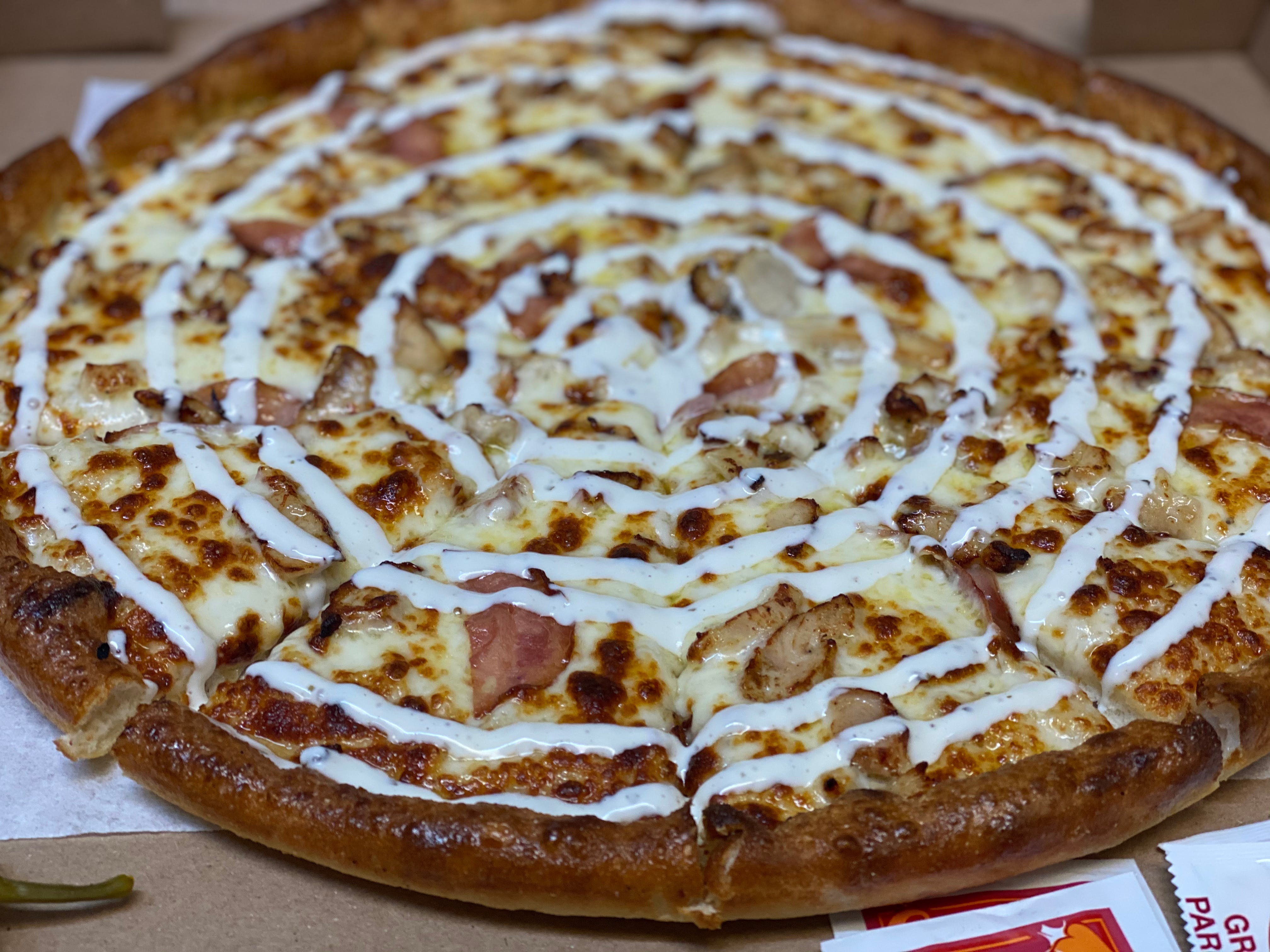 Order Chicken Bacon Ranch Pizza - Small 10'' (6 Slices) food online from Milano's Pizza store, Overton on bringmethat.com
