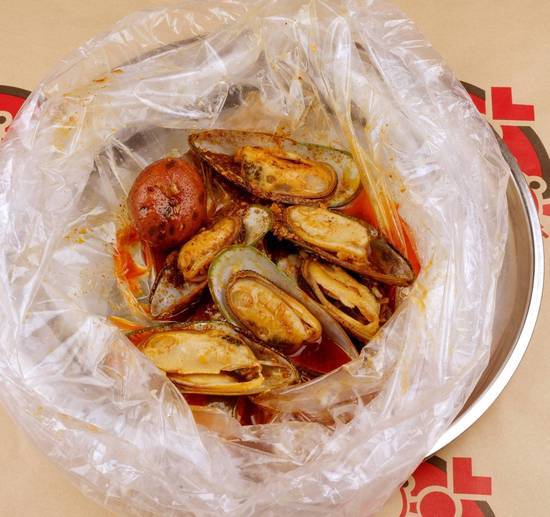 Order Green Mussels (1/2 lb) food online from Mr. & Mrs. Crab Melbourne store, Melbourne on bringmethat.com