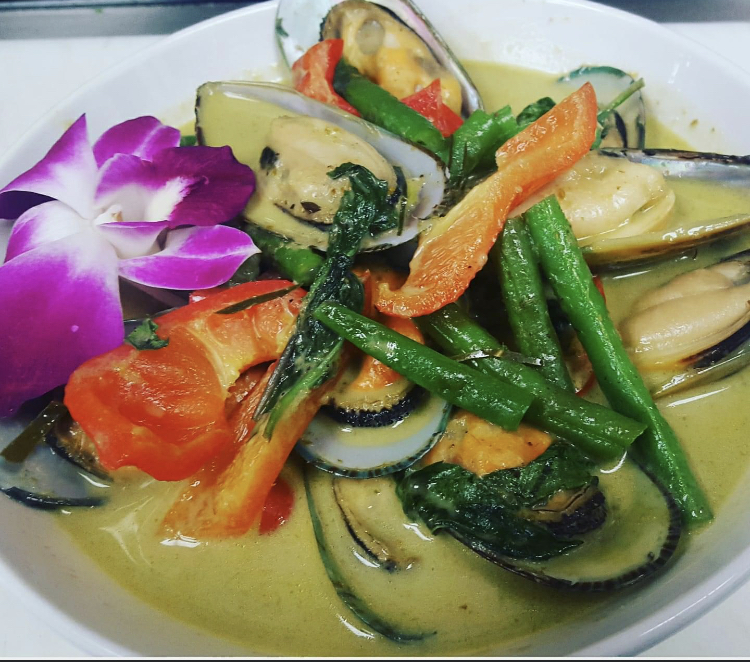 Order Green Curry Mussels food online from Deejai Noodle Bar store, Charlotte on bringmethat.com