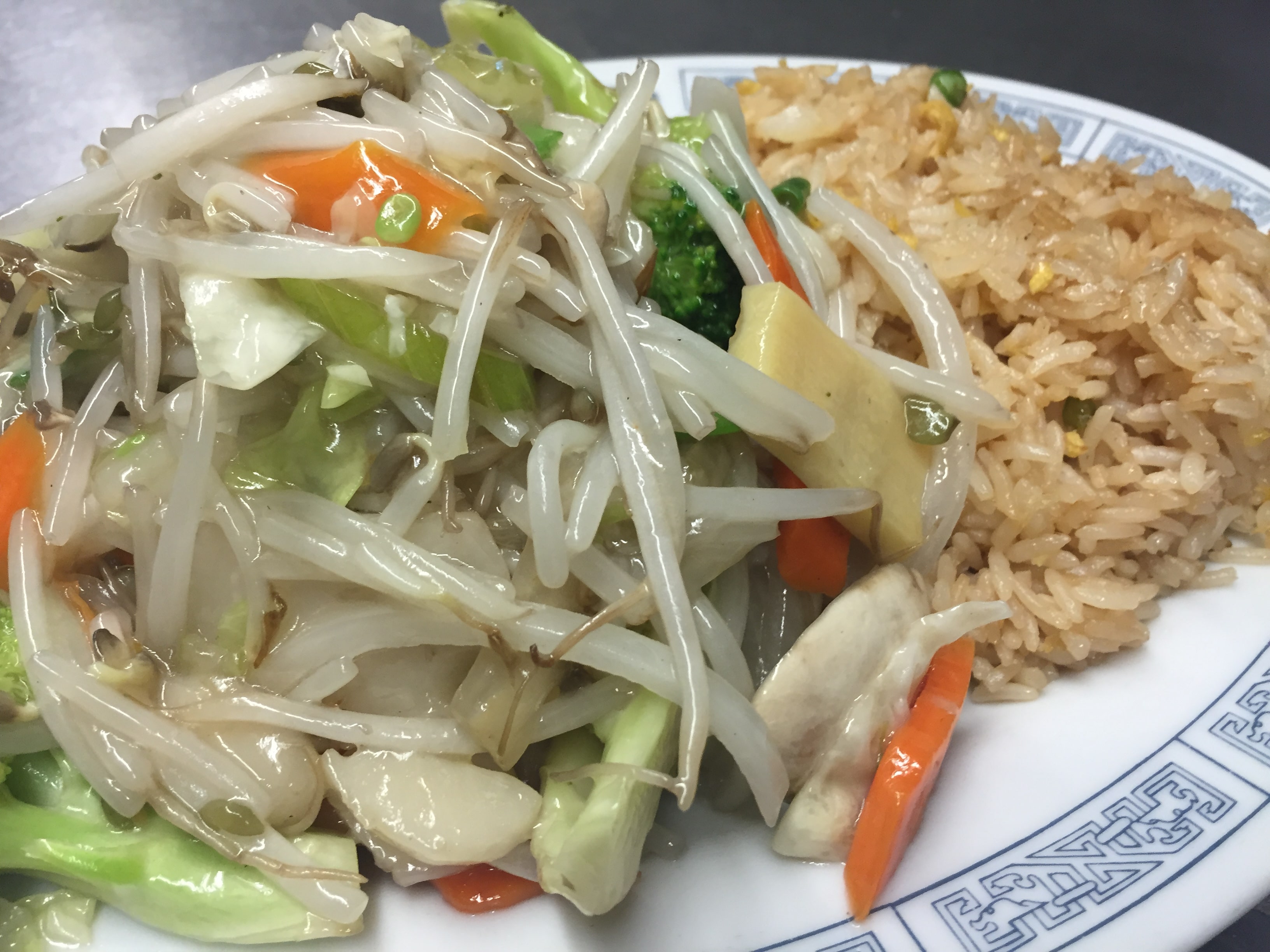 Order 40. Chicken Chow Mein food online from Food Wall Chinese Restaurant store, Jamaica Plain on bringmethat.com