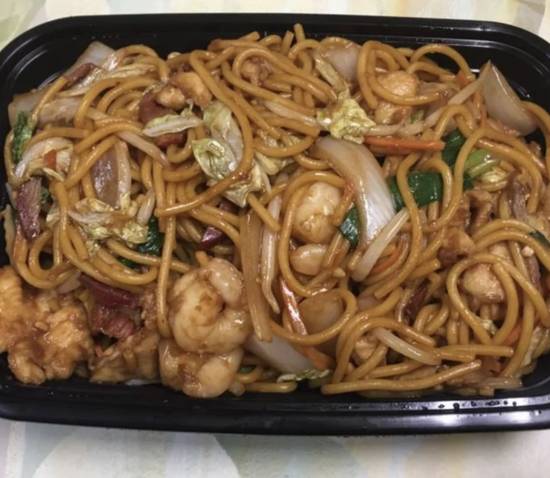 Order Deluxe Lo Mein food online from King Shing store, Ann Arbor on bringmethat.com