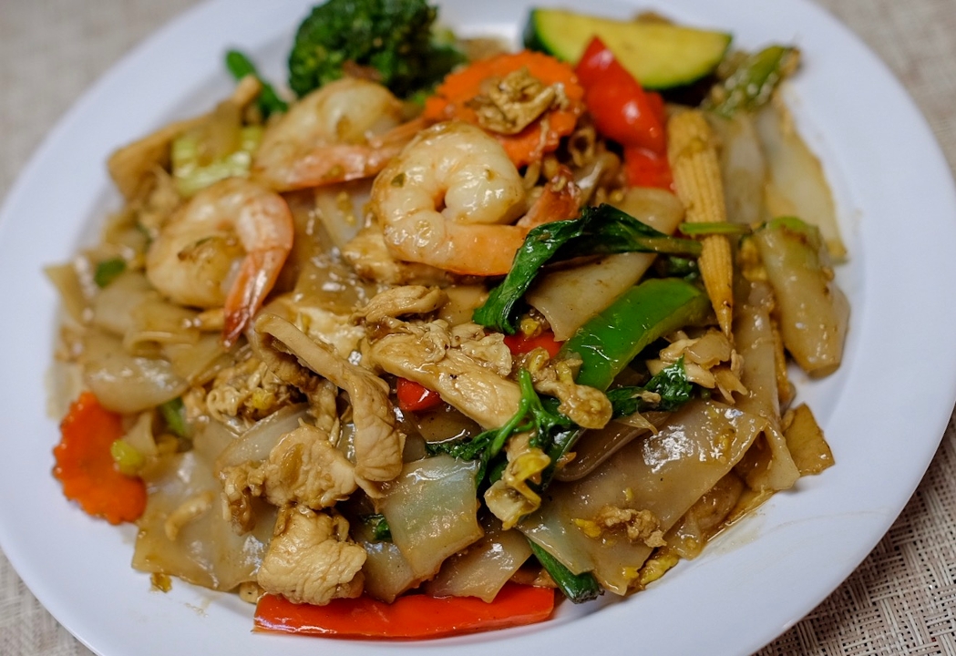 Order Drunken Noodle food online from Giggling Rice Thai To Go store, Brookline on bringmethat.com