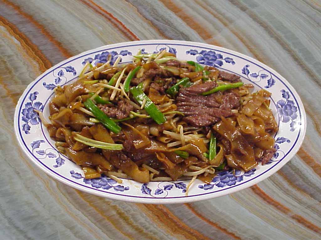 Order 352. Dry Fried Beef Ho Fun with Bean Sprout food online from San Sun store, San Francisco on bringmethat.com