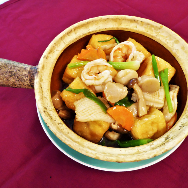 Order Seafood with Braised Tofu in Clay Pot 海鮮豆腐煲 food online from King Kee store, San Francisco on bringmethat.com