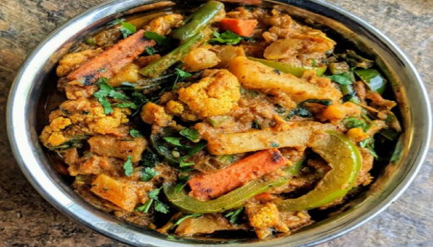 Order Kadai (Curry) Vegetables food online from Aroma Indian Cuisine store, Ann Arbor on bringmethat.com