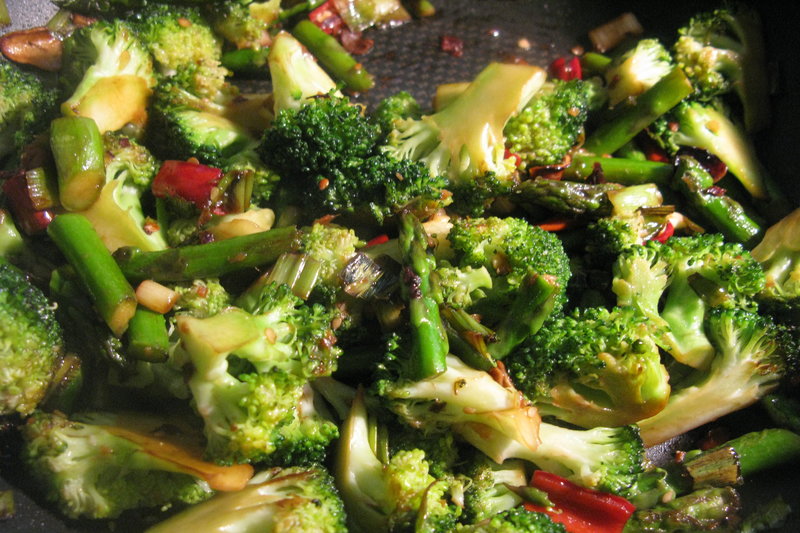 Order 45. Szechuan Broccoli Lunch food online from New Wong Chinese Restaurant store, Wickliffe on bringmethat.com
