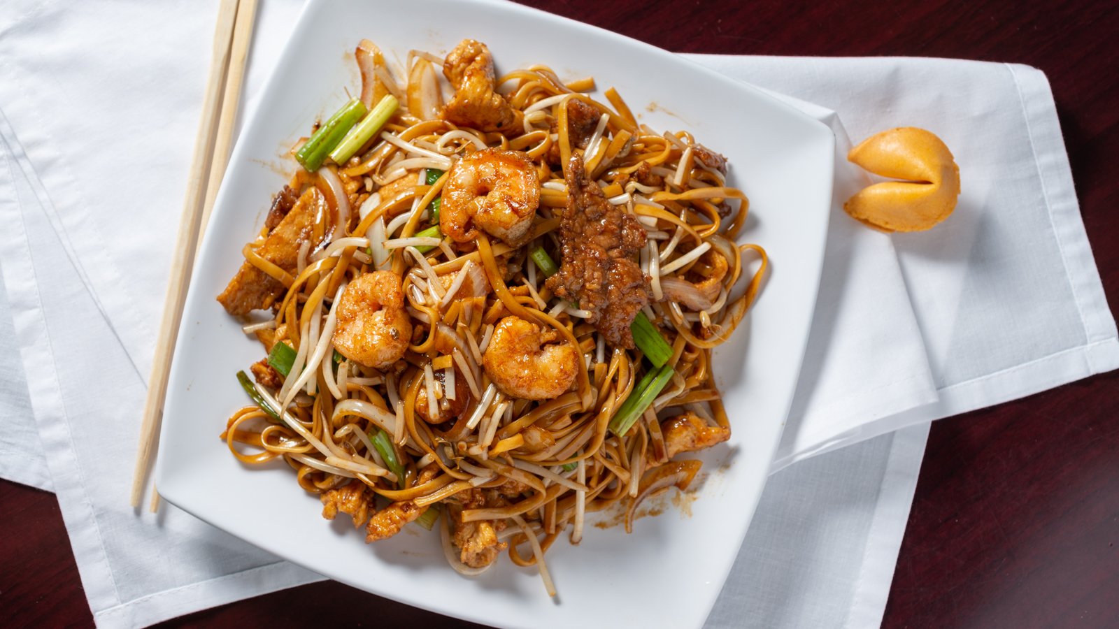 Order 29. House Lo Mein food online from Royal Buffet Sushi Grill store, Youngstown on bringmethat.com