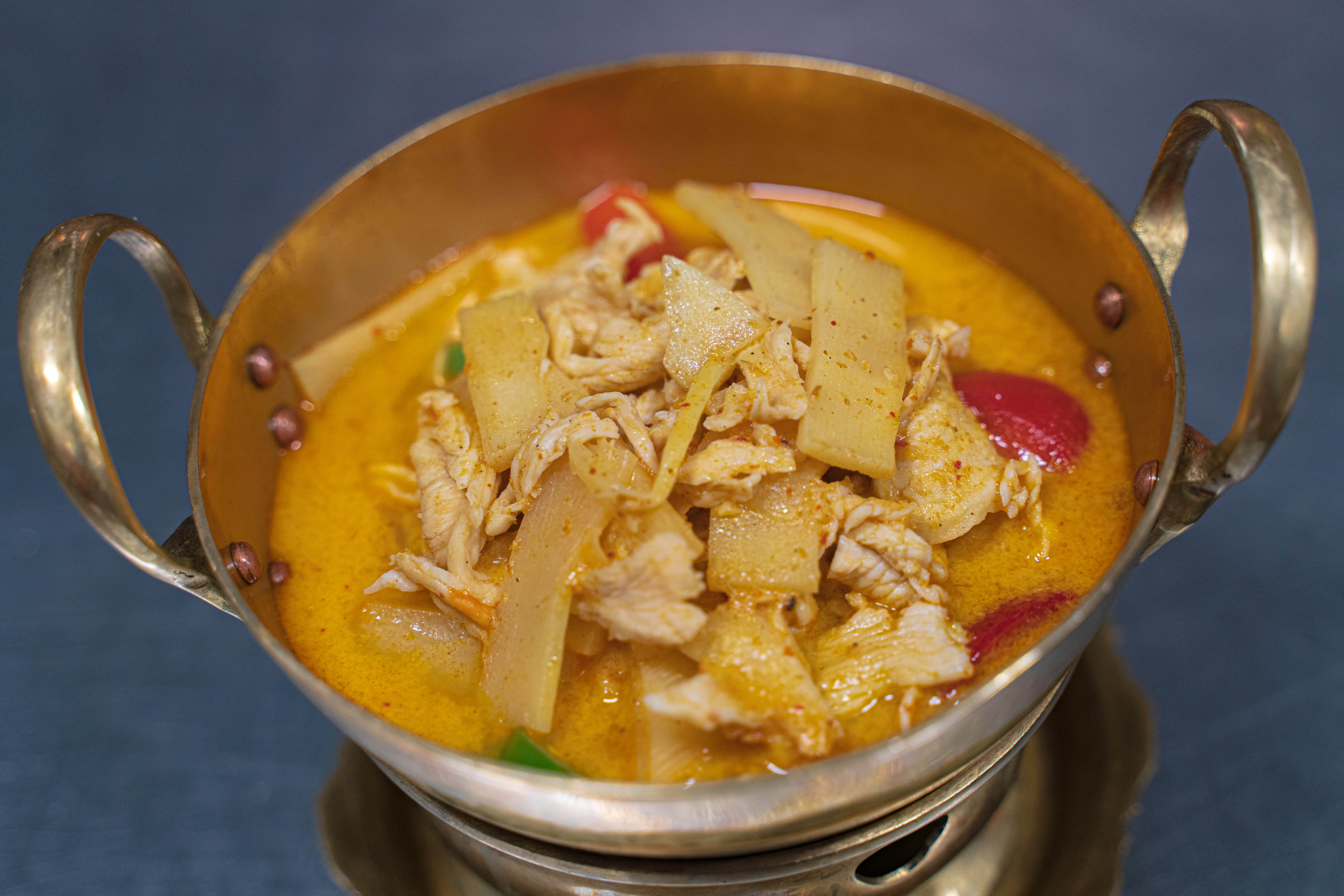 Order RED CURRY (Choice of Meats) food online from Coco Thai Kitchen store, Los Angeles on bringmethat.com