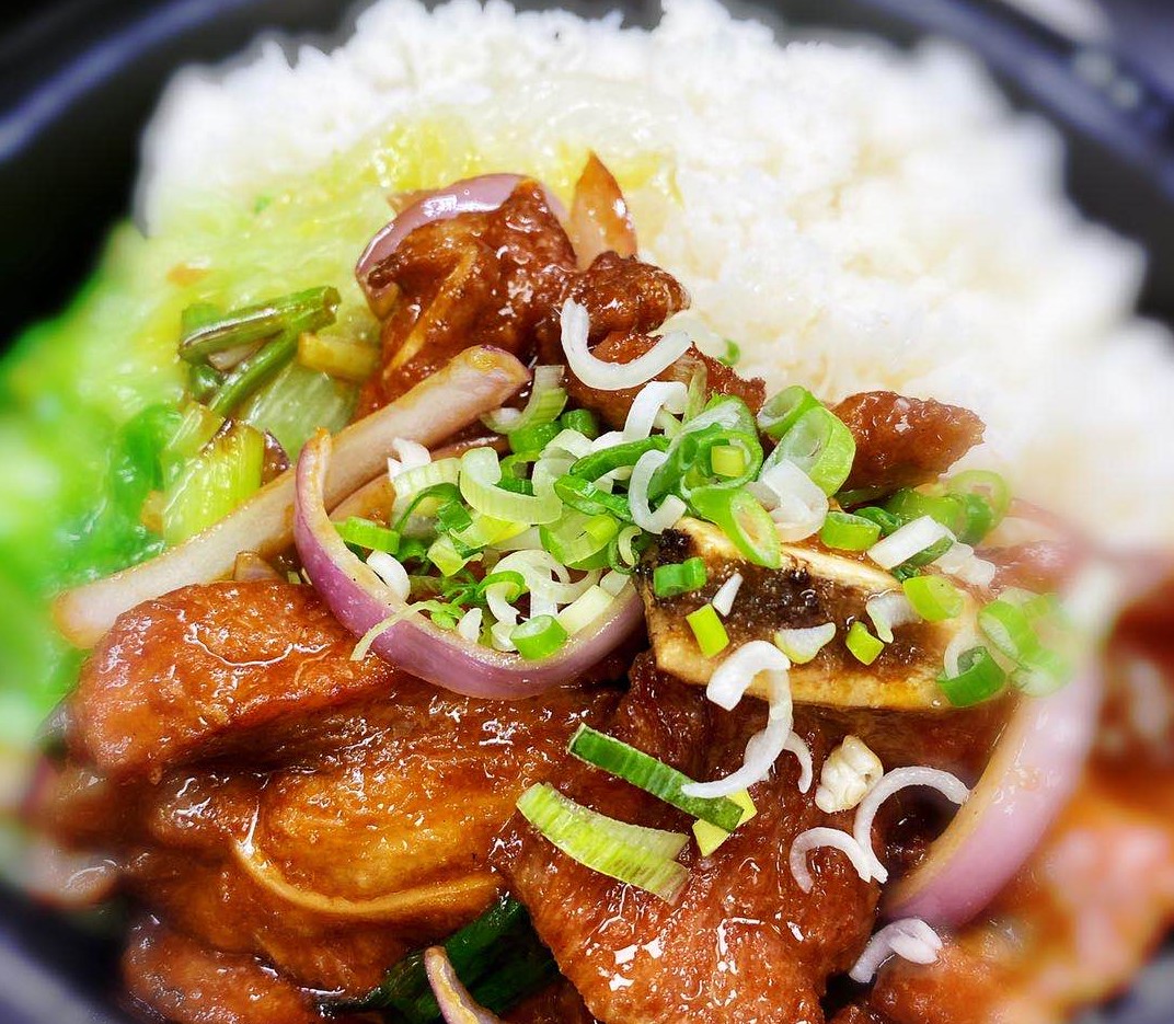 Order 132. Pork Chop with Onion on Rice 洋蔥豬扒飯 food online from Golden Palace store, Brooklyn on bringmethat.com