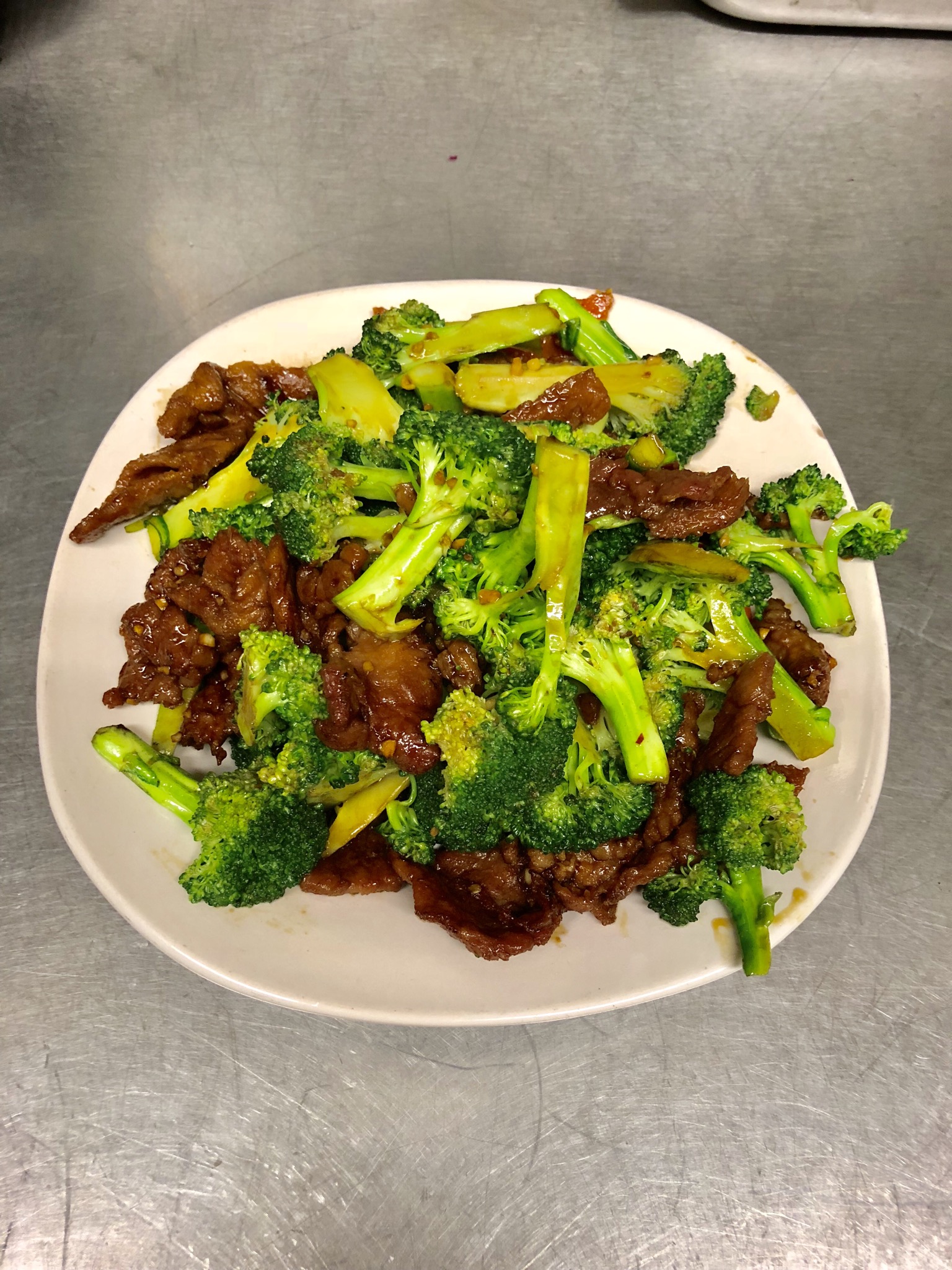 Order 96. Beef with Broccoli food online from M's Kitchen store, Artesia on bringmethat.com