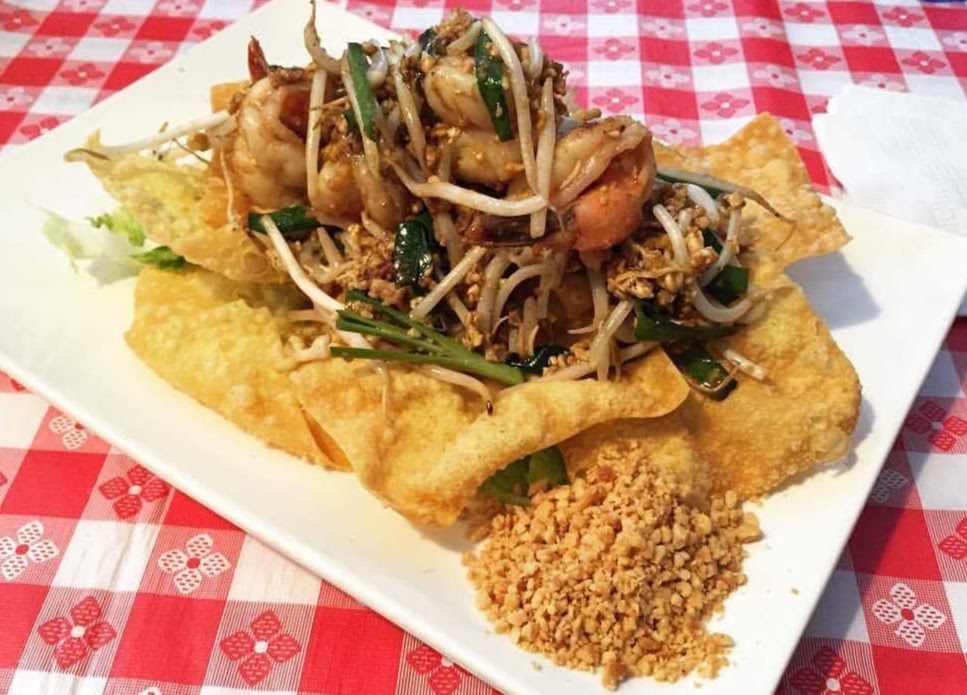 Order Crispy Wonton with Shrimp Pad Thai food online from Dek Sen store, Elmhurst on bringmethat.com