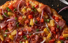 Order Maui Zaui Pizza food online from Round Table Pizza store, Laguna Niguel on bringmethat.com