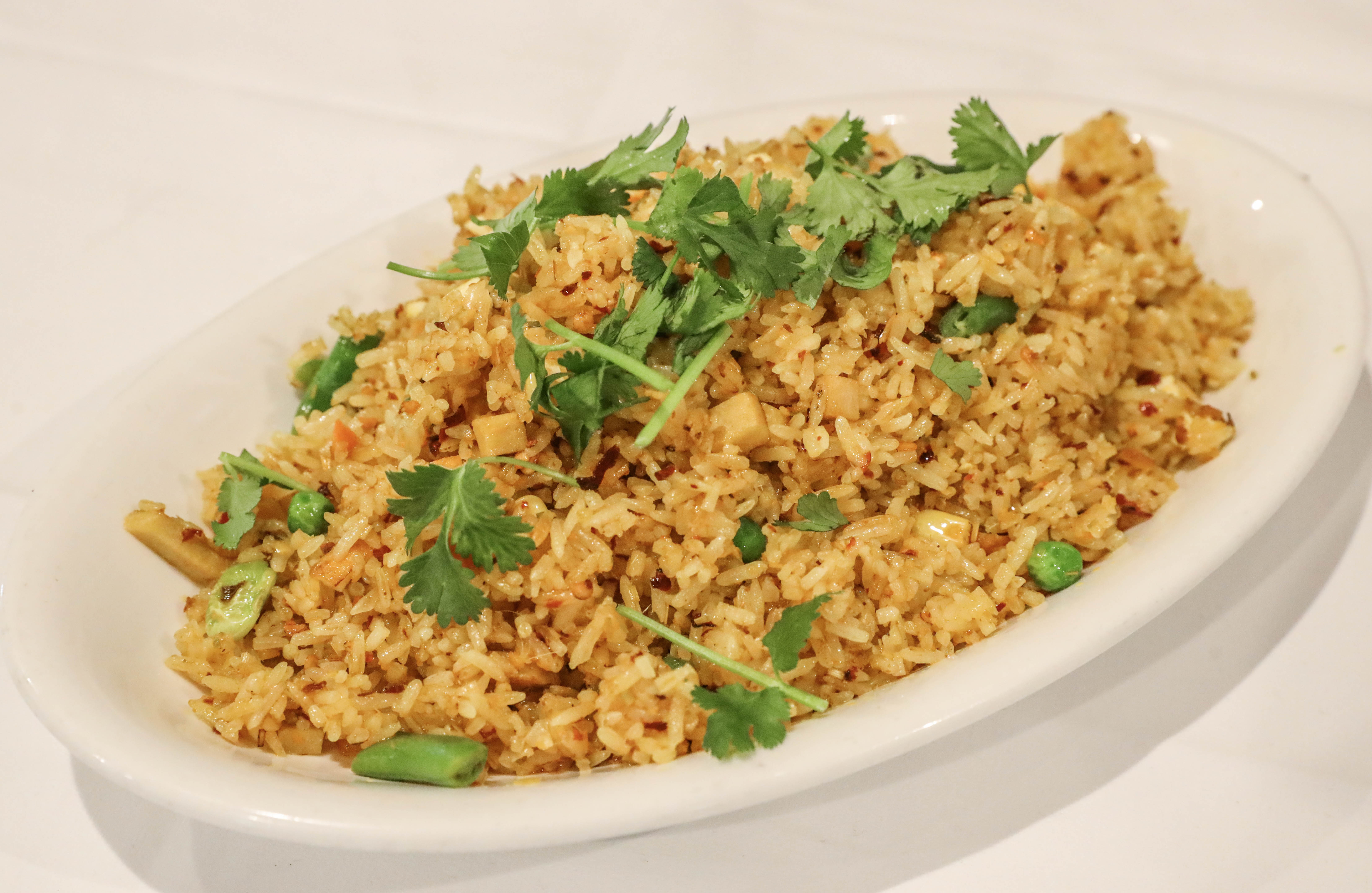 Order R28. Curry Fried Rice Plate food online from Eathai Restaurant store, Pleasanton on bringmethat.com