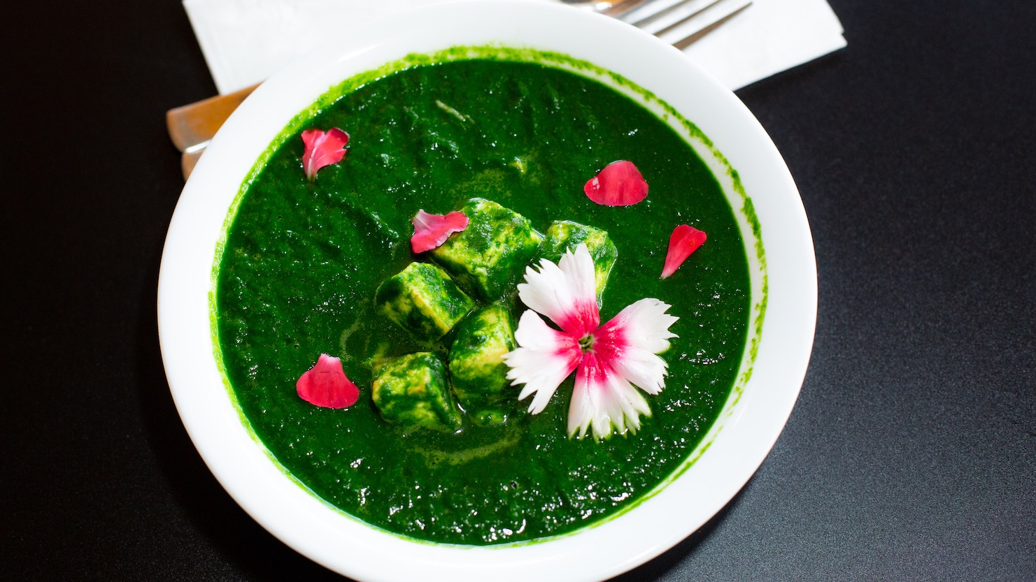 Order Palak Curry food online from Masala Desi Cafe store, Burlingame on bringmethat.com