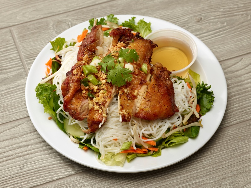 Order 樂46. Five Spice Chicken with Vermicelli food online from Y & Y Vietnamese Cuisine store, San Francisco on bringmethat.com