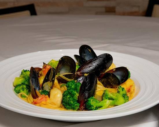 Order Seafood Linguini food online from Kinzie Chophouse store, Chicago on bringmethat.com