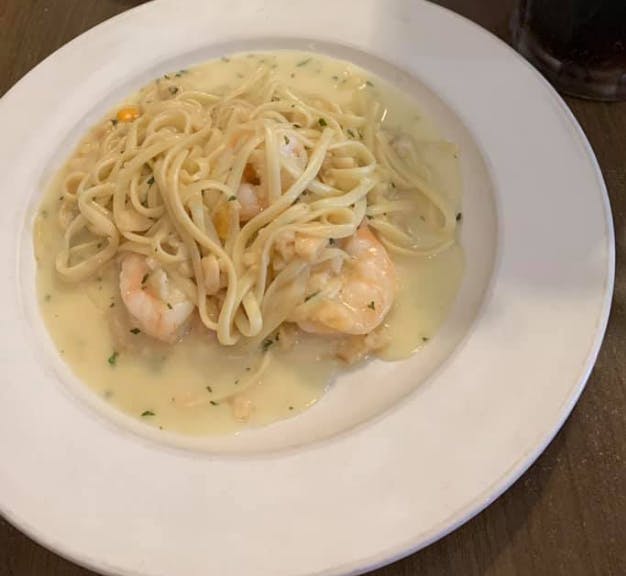 Order Shrimp Alfredo Lunch Special - Lunch food online from Roma Italian Restaurant store, Sallisaw on bringmethat.com