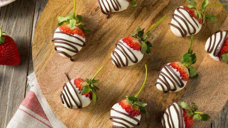 Order 1 Dozen White / Dark Drizzle Chocolate Covered Strawberries food online from Keva Juice store, Colorado Springs on bringmethat.com