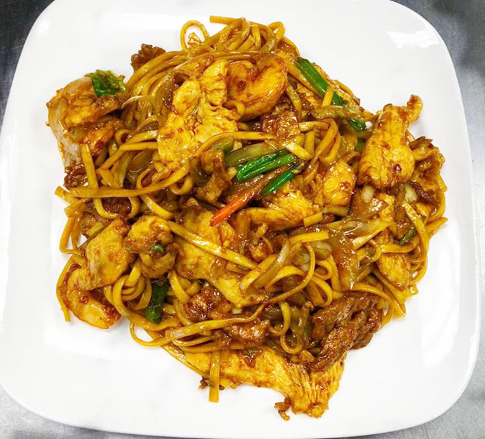 Order 44. Combination Lo Mein food online from Star Wok Asian Bistro store, Cypress on bringmethat.com