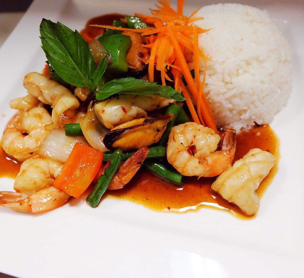 Order R1. Thai Basil Rice Dish food online from Papa Thai Chef store, Williamstown on bringmethat.com